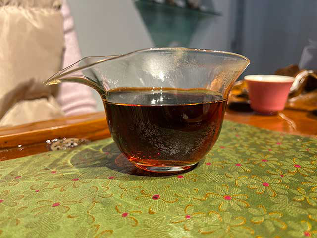 图为春城茶厂1989年福饼铁饼熟茶