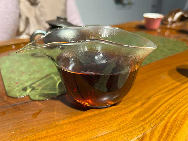 图为春城茶厂1989年福饼铁饼熟茶