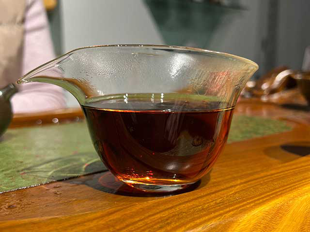 图为春城茶厂1989年福饼铁饼熟茶