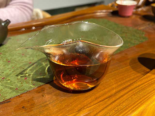 图为春城茶厂1989年福饼铁饼熟茶