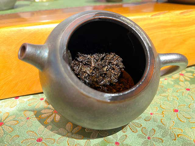 图为春城茶厂1989年福饼铁饼熟茶