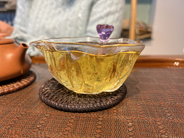 图为普洱茶厂永年九九绿古乔青饼