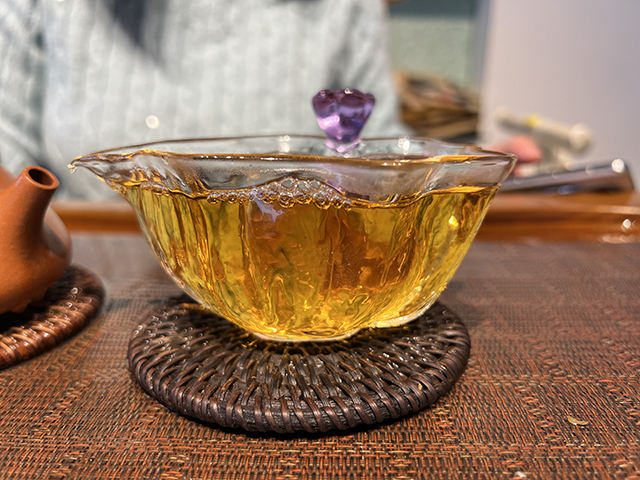 图为普洱茶厂永年九九绿古乔青饼
