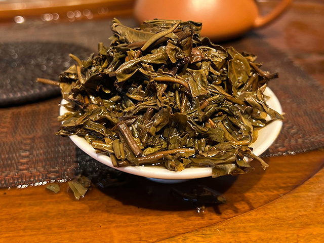 图为普洱茶厂永年九九绿古乔青饼