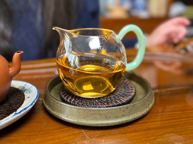图为1986年紫天普洱茶砖300克