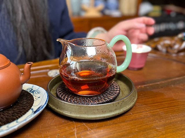 图为1986年紫天普洱茶砖300克