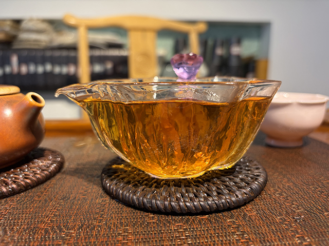 图为春城茶厂2003年千家寨野生茶青饼