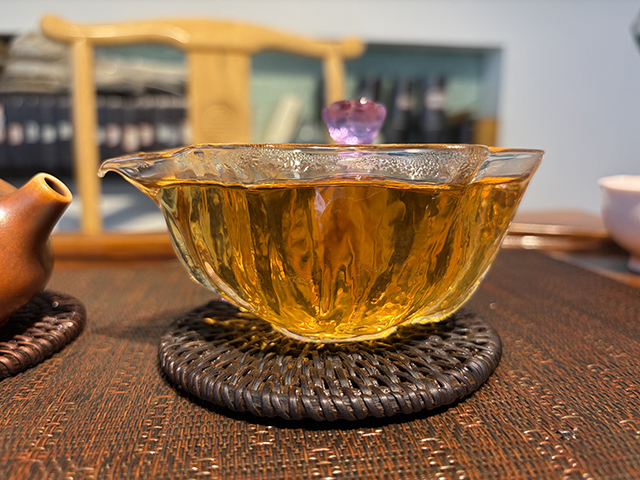 图为春城茶厂2003年千家寨野生茶青饼