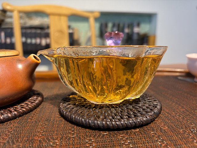图为春城茶厂2003年千家寨野生茶青饼