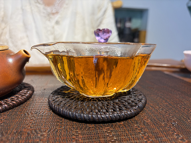 图为春城茶厂2003年千家寨野生茶青饼