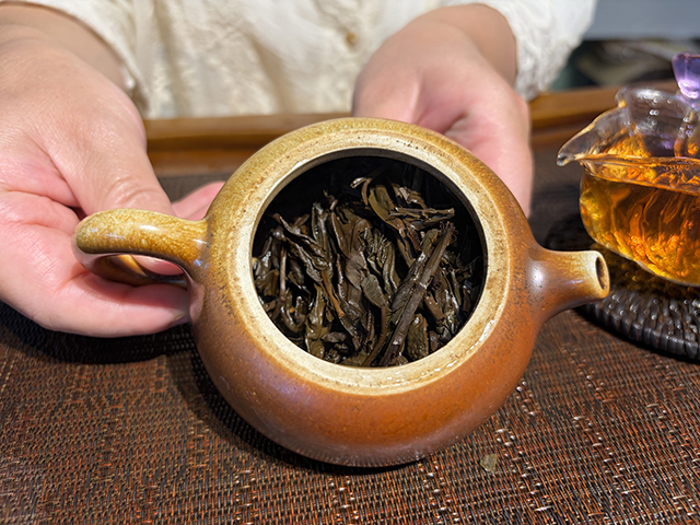 图为春城茶厂2003年千家寨野生茶青饼