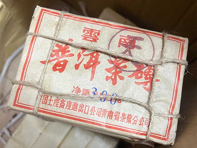 图为80年代末期紫天普洱茶砖300克