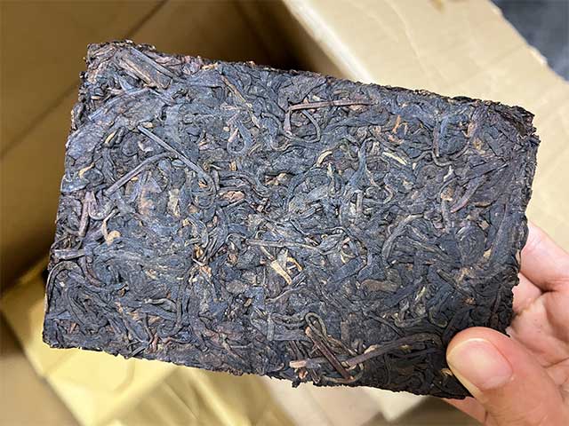图为80年代末期紫天普洱茶砖300克