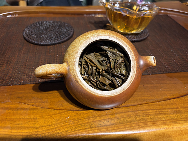 图为勐海茶厂2001年黄印青饼