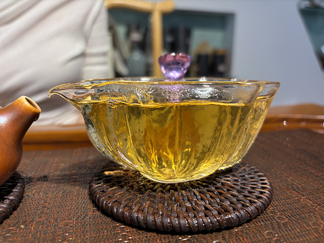 图为勐海茶厂2001年黄印青饼