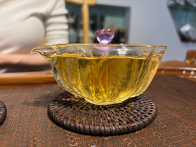 图为勐海茶厂2001年黄印青饼