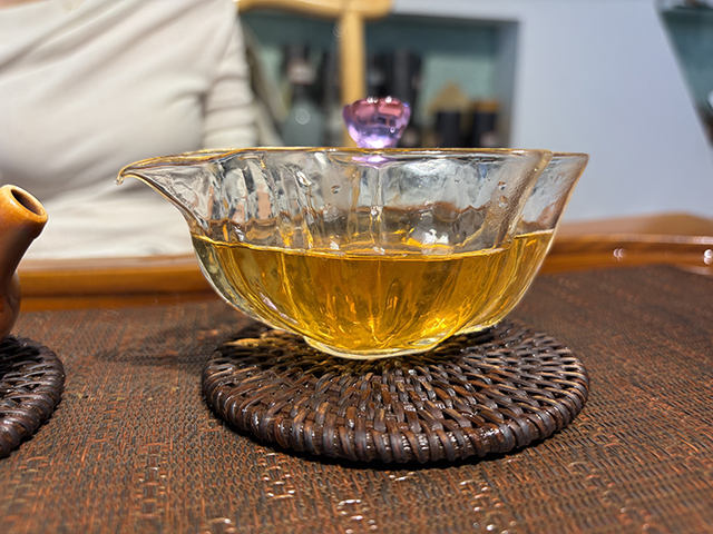图为勐海茶厂2001年黄印青饼