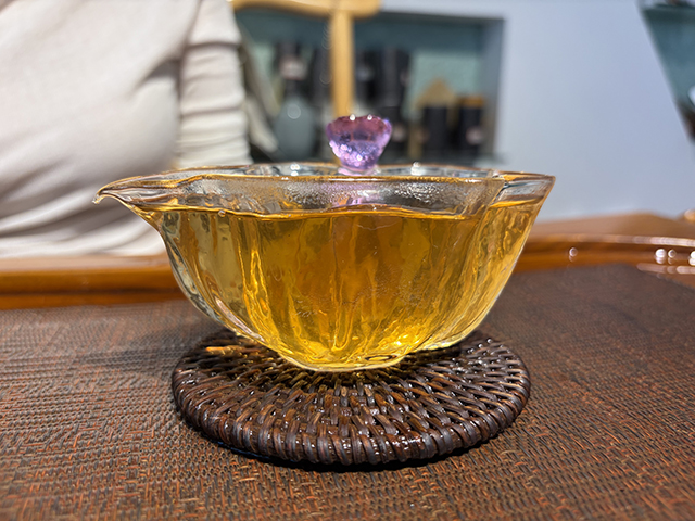 图为勐海茶厂2001年黄印青饼