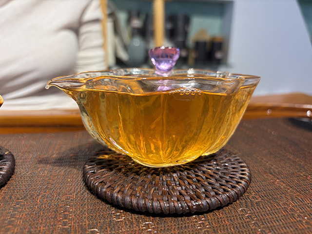 图为勐海茶厂2001年黄印青饼