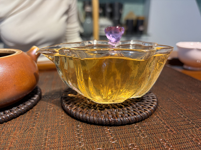 图为勐海茶厂2001年黄印青饼