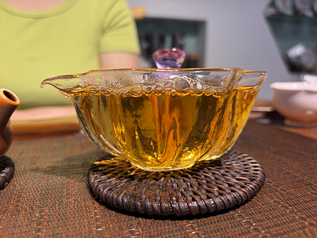 图为勐海茶厂2000年苹果绿青饼