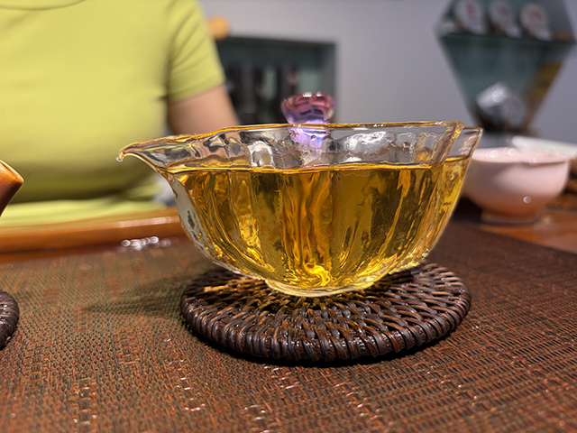 图为勐海茶厂2000年苹果绿青饼