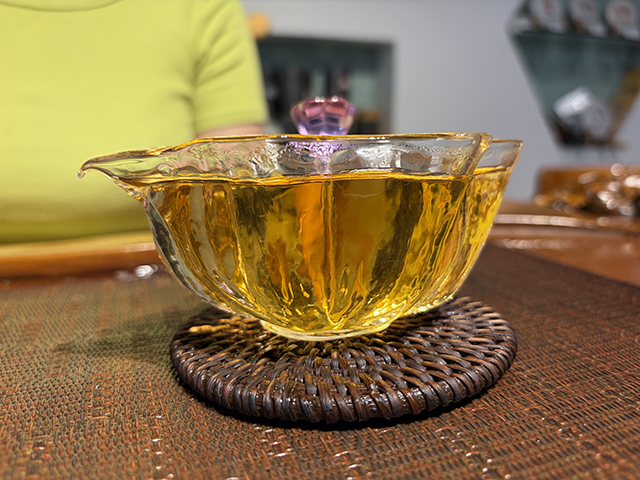 图为勐海茶厂2000年苹果绿青饼