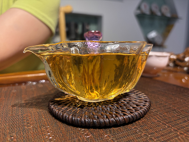 图为勐海茶厂2000年苹果绿青饼