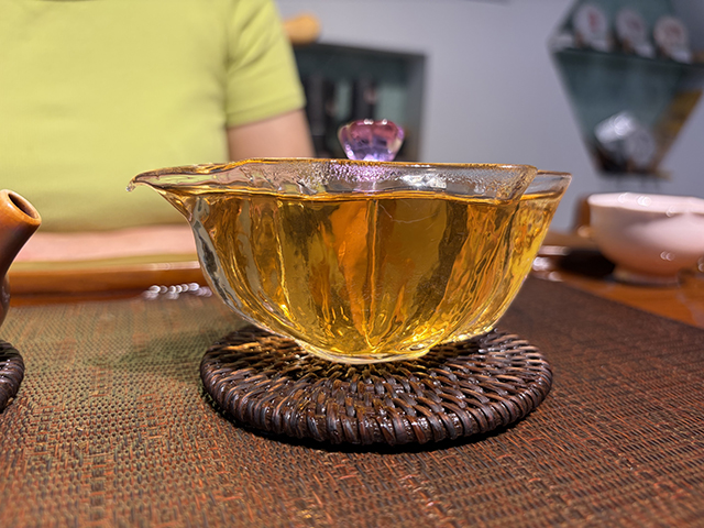 图为勐海茶厂2000年苹果绿青饼