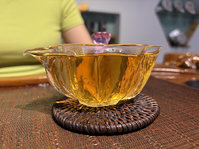 图为勐海茶厂2000年苹果绿青饼