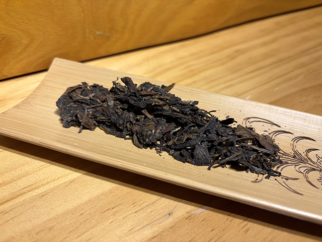 图为勐海茶厂2000年苹果绿青饼