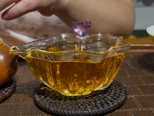 图为定制款2003年班章青饼