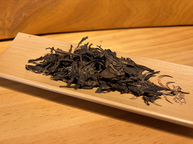 图为紫玉牌2006年忙肺古树茶