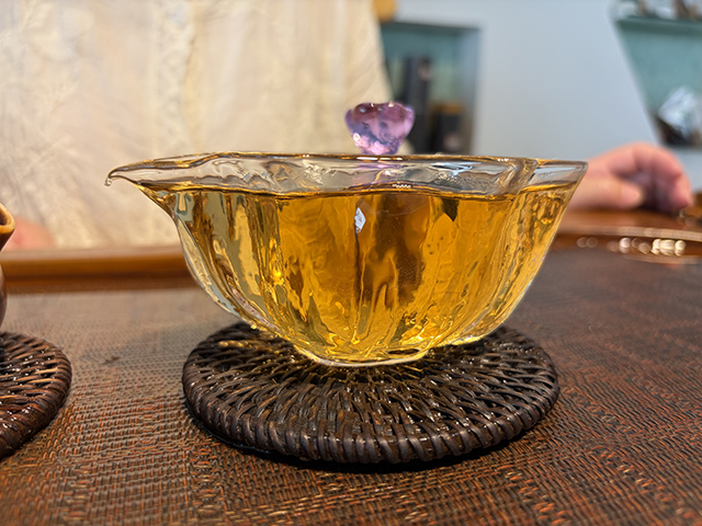 图为紫玉牌2006年忙肺古树茶