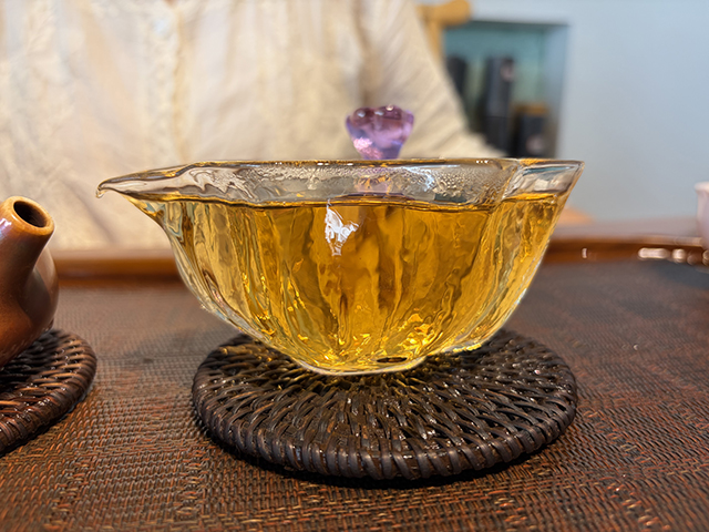 图为紫玉牌2006年忙肺古树茶