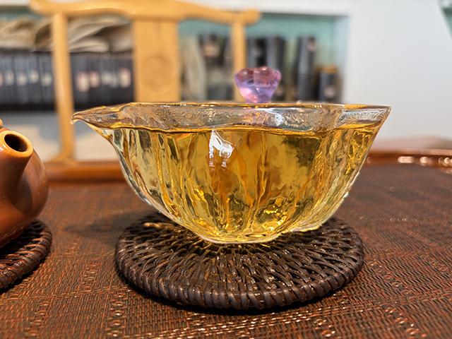 图为紫玉牌2006年忙肺古树茶