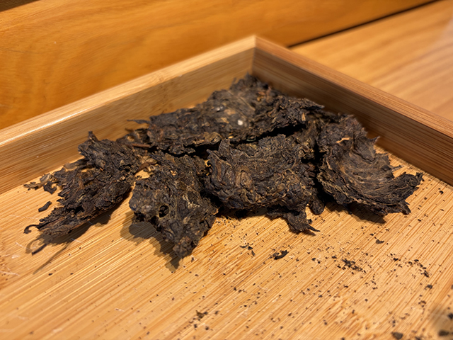图为华联2004年402批班章王生态野生饼茶