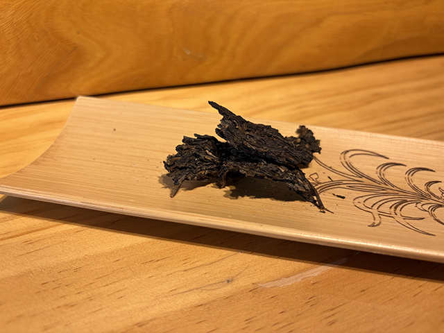 图为华联2004年402批班章王生态野生饼茶