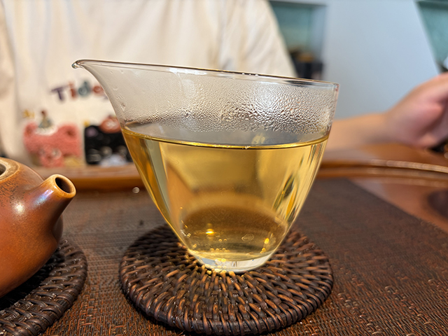 图为华联2004年402批班章王生态野生饼茶