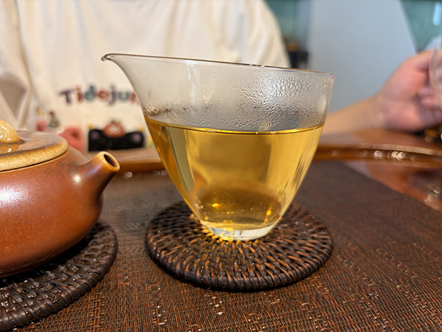 图为华联2004年402批班章王生态野生饼茶