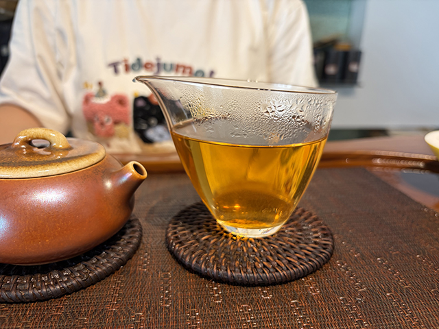 图为华联2004年402批班章王生态野生饼茶