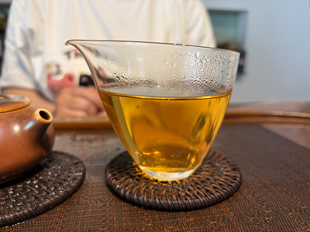 图为华联2004年402批班章王生态野生饼茶