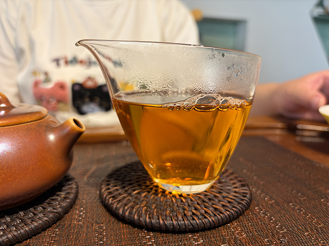 图为华联2004年402批班章王生态野生饼茶