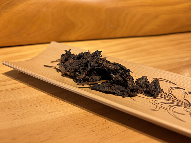 图为春城茶厂马帮牌2002年攸乐青饼蛮砖款