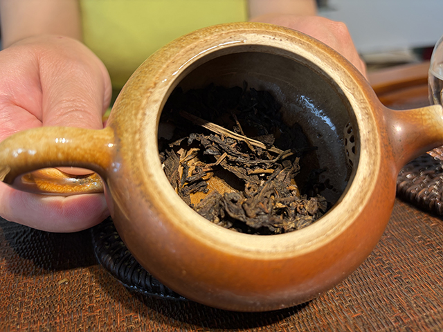 图为春城茶厂马帮牌2002年攸乐青饼蛮砖款