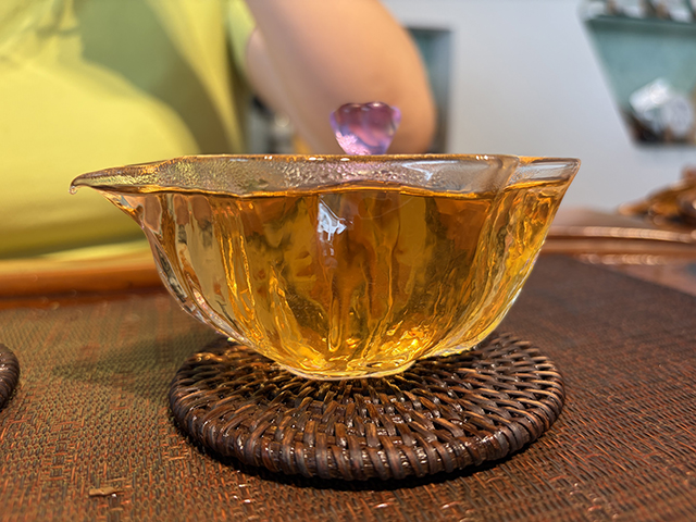 图为春城茶厂马帮牌2002年攸乐青饼蛮砖款