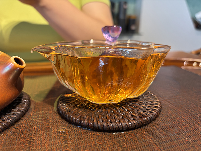 图为春城茶厂马帮牌2002年攸乐青饼蛮砖款