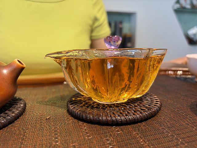 图为春城茶厂马帮牌2002年攸乐青饼蛮砖款