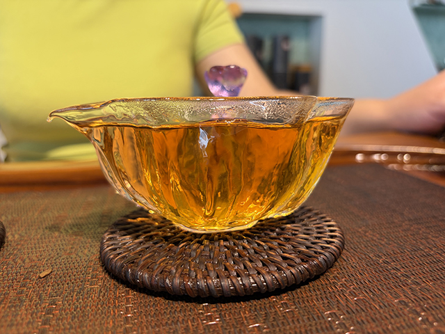 图为春城茶厂马帮牌2002年攸乐青饼蛮砖款