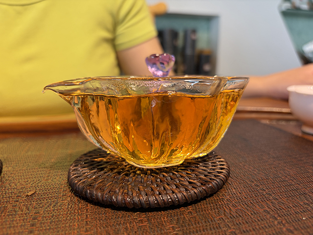 图为春城茶厂马帮牌2002年攸乐青饼蛮砖款